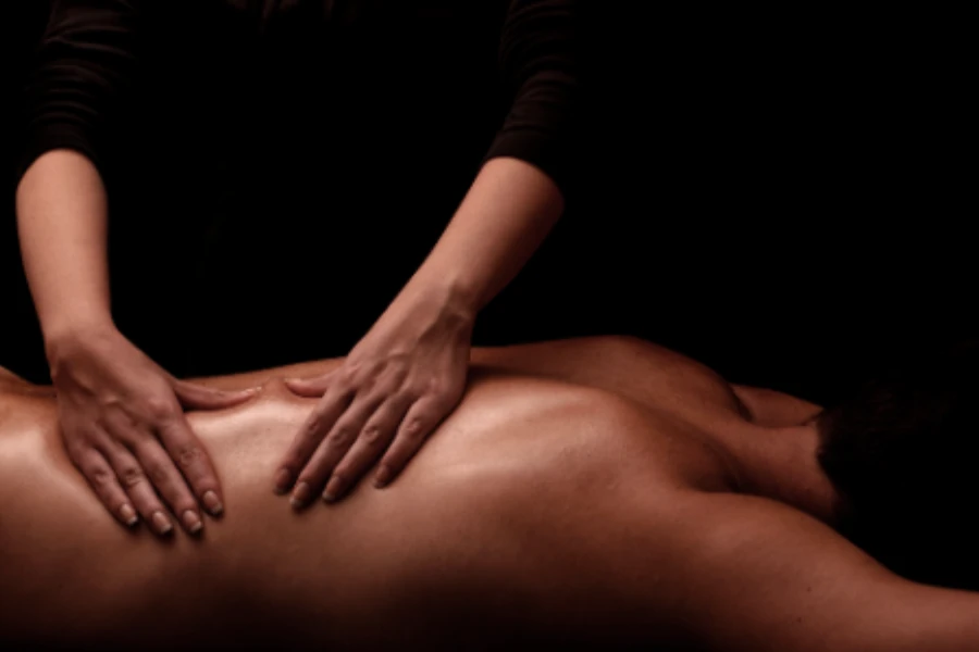 고객에게 출장마사지 서비스를 제공하는 전문 마사지사