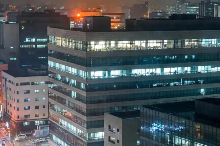 구로출장마사지 수요가 증가하는 구로 산업단지 야경 모습