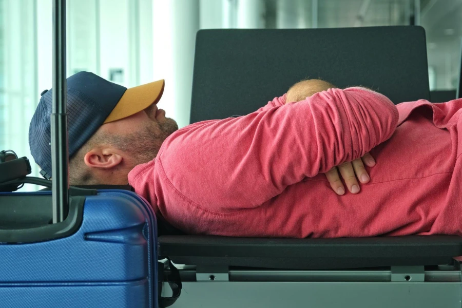 출장 중 이동으로 피로를 느끼는 모습과 부산출장마사지 필요성 표현